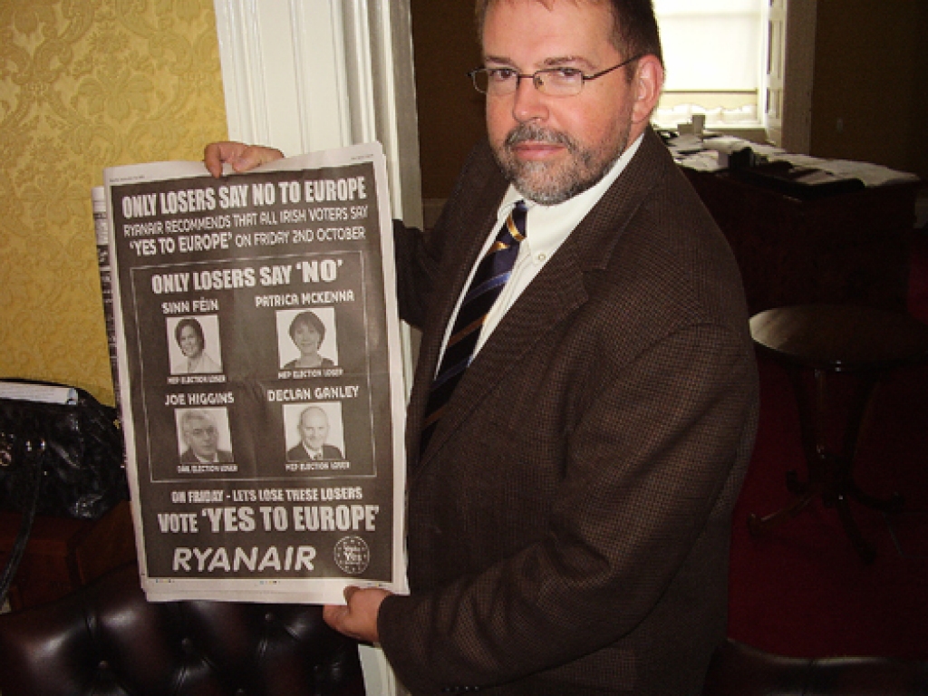 PAR un PRET arī laikrakstu reklāmas lappusēs, rāda Latvijas vēstnieks Īrijā Pēteris Kārlis Elferts.
Autors: Inga Muižniece