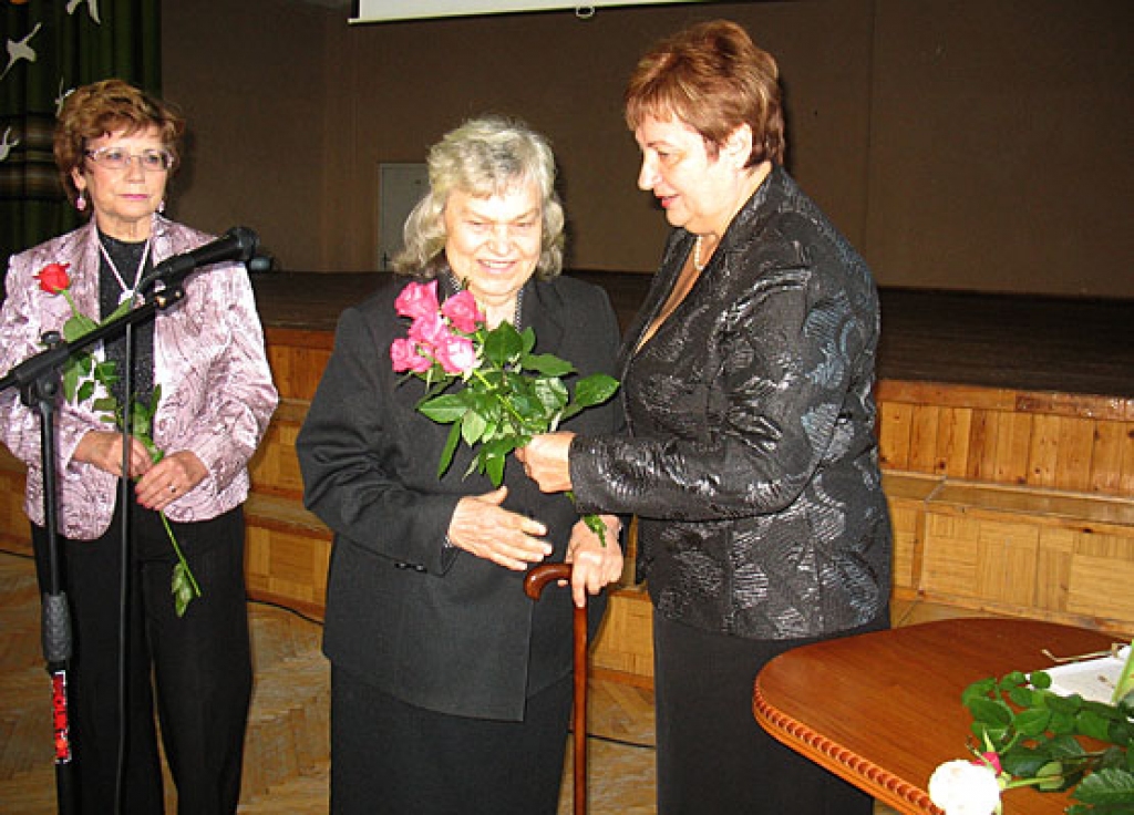 Bauskas 2. vidusskolas direktore Vera Grigorjeva (no kreisās) sirsnīgus apsveikuma vārdus veltī bijušajām skolotājām Sarmītei Vaivarei (otrā no kreisās) un Ritai Blaževicai.
Autors: Vilnis Auzāns