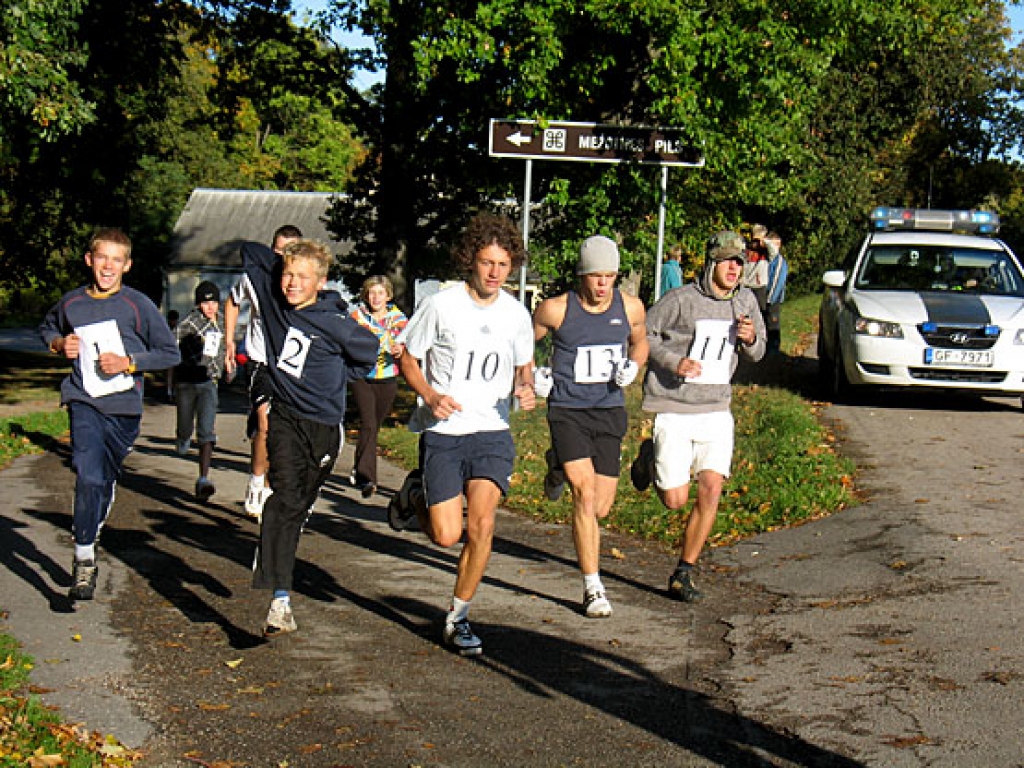 Ceļā no Mežotnes uz Bausku dodas tautas skrējiena dalībnieki.
Autors: Vilnis Auzāns
