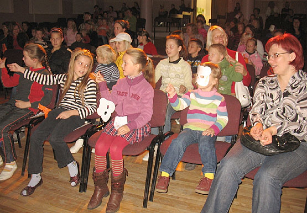 Vairāk kā 100 bērnu, arī vecāku sestdienas rītā Bauskas pilsētas tautas namā skatījās kino.
Autors: Vilnis Auzāns