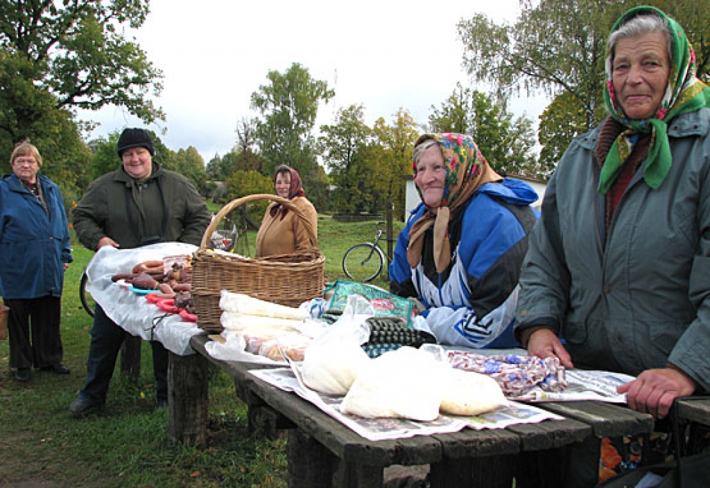 Skaistkalniete Austra Smiļģe (no labās) un Lietuvas Republikas Biržu rajona Germanišķu iedzīvotāja Anne Verbickiene regulāri tirgo piena produktus.
Autors: Juris Iļņickis