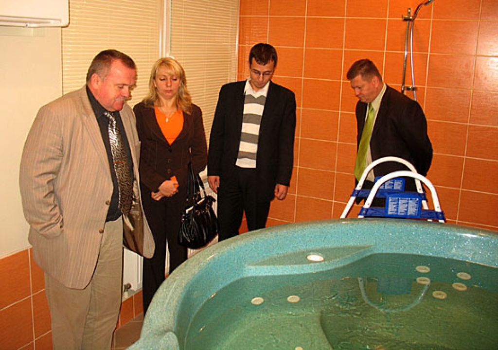 Bauskas novada Domes priekšsēdētājs Valdis Veips (no kreisās) un ministrijas pārstāvji pie bēdīgi slavenās Brunavas burbuļvannas.
Autors: Vilnis Auzāns