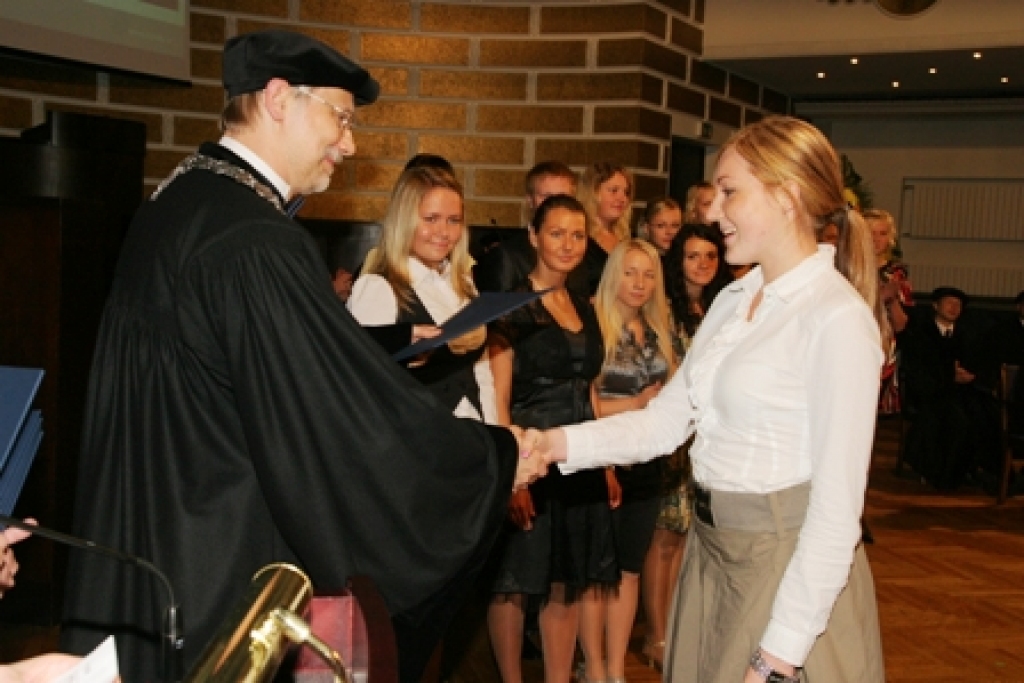 LU Fonda „Ceļamaizes” stipendiāti Kristīnu Putincevu sveic LU rektors Mārcis Auziņš.
Autors: Toms Grīnbergs