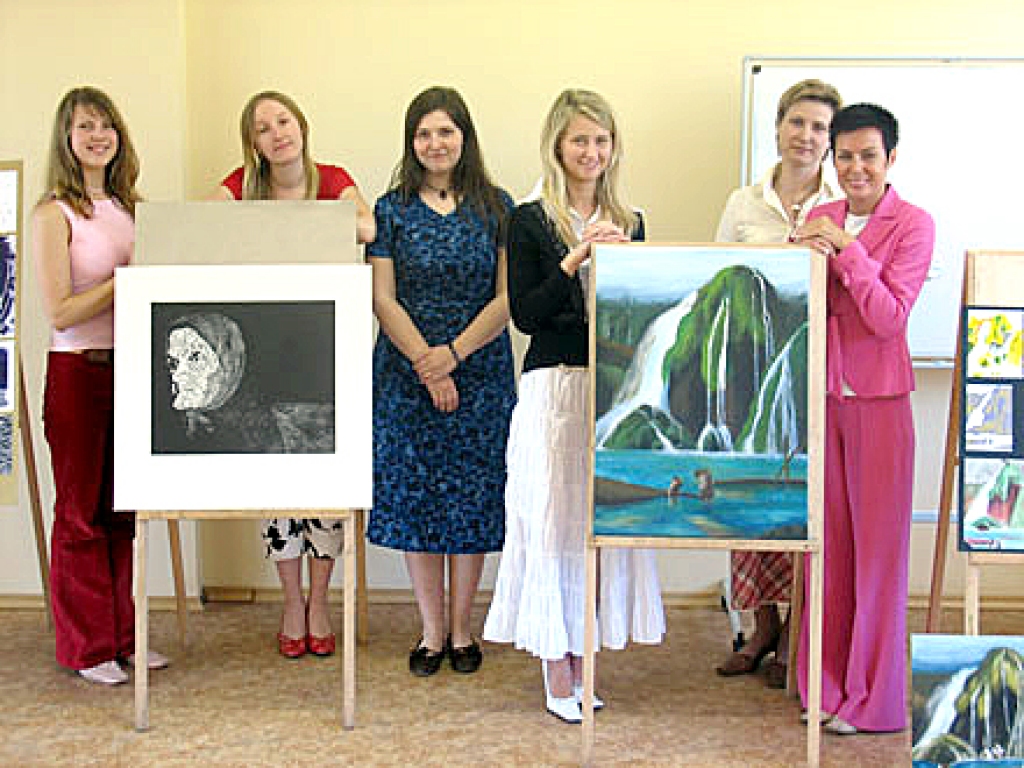 Novada Mūzikas un mākslas skolas vizuālās mākslas programmas vadītāja Anda Sproģe (no labās) un pieaugušo gleznošanas studijas dalībnieces.
Autors: www.vecumnieki.lv