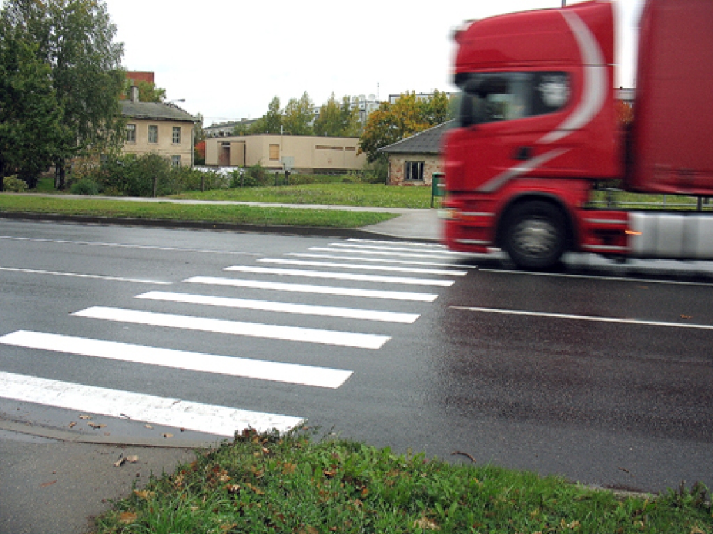 Gājēju pārejas pretī policijai krāsojuma atjaunošana notika 30. septembrī ap plkst. 13. Turpat netālu, Zaļās un Slimnīcas ielas krustojumā, «zebras» līnijas ir daudz bālākas. Taču tās nav pārkrāsotas. 
Autors: Vilnis Auzāns