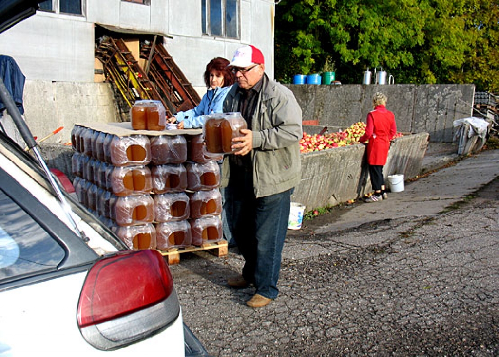 Kad ābolu maisi nosvērti un izbērti, saulainietis Jānis Šulcs pretī saņem trīs litru burkas ar sulu.
Autors: Vilnis Auzāns