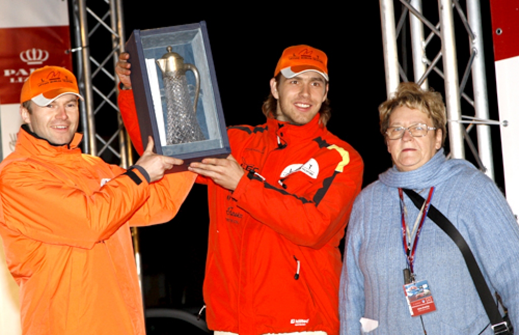 Baušķenieks autosportists Andis Neikšāns (vidū) un stūrmanis Pēteris Dzirkals ir pirmie, kuri izcīnīja Aleksandra Karamiševa ceļojošo  balvu. Šoruden viņi  centīsies to saglabāt. 
Autors: RAIMONDS VOLONTS, www.v4motors.lv