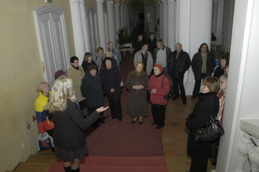 Uz Pilsrundāles vidusskolas 90. jubilejas svinībām 24. oktobrī bija ieradušies ap 400 absolventu. Apmēram ceturtā daļa no viņiem beiguši pamatskolu līdz 1979. gadam, kad tā atradusies Rundāles pilī, vai arī strādājuši tajā. Viņiem jo īpaši...