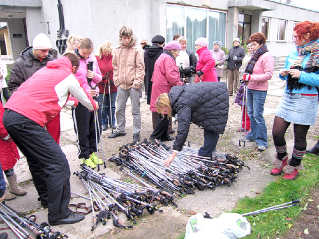 Nūjošanas iemaņas sestdien, 24. oktobrī, Iecavas parkā apguva un papildināja visu paaudžu kustīga dzīvesveida cienītāji. Šogad Latvijas Tautas sporta asociācijas rīkotais nūjošanas pasākums Iecavā pulcēja divreiz vairāk dalībnieku nekā...
Autors: Antra Zariņa