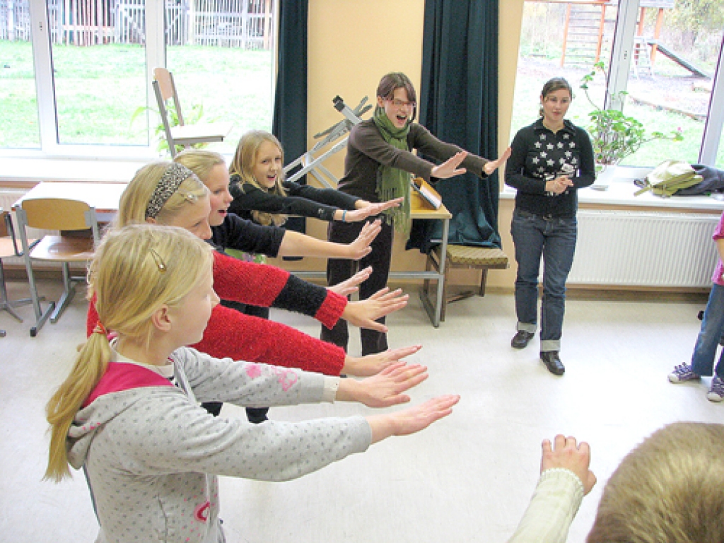 Brīvprātīgās palīdzes Stīne Belmane un Laura Šolaksa Kurmenes pamatskolā, izmantojot atraktīvus paņēmienus, māca bērniem angļu valodu. 