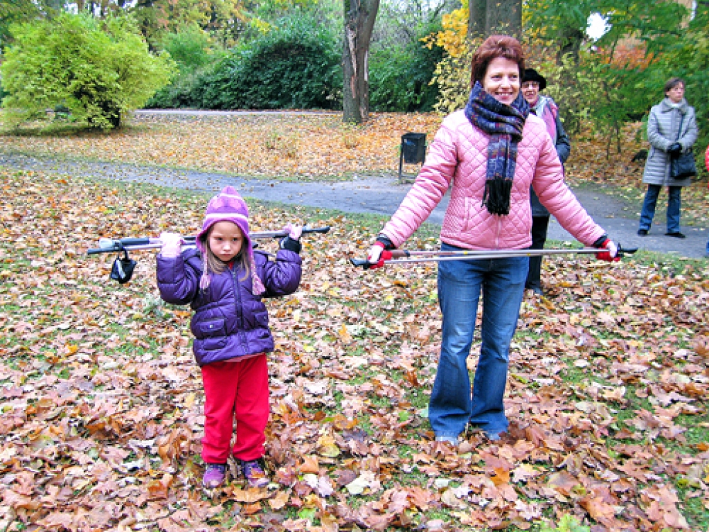 Nūjošanas iemaņas sestdien Iecavas parkā apguva un papildināja visu paaudžu kustīga dzīvesveida cienītāji, arī Iecavas vidusskolas sporta pedagoģe Īrisa Korčagina ar meitiņu.