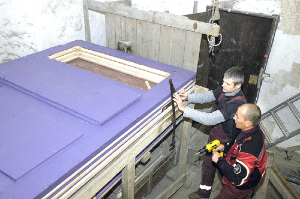 Meistari Rolands Millers un Aleksandrs Isajevs plēšu uzstādīšanu Bauskas  luterāņu dievnamā pabeidza pagājušajā nedēļā.