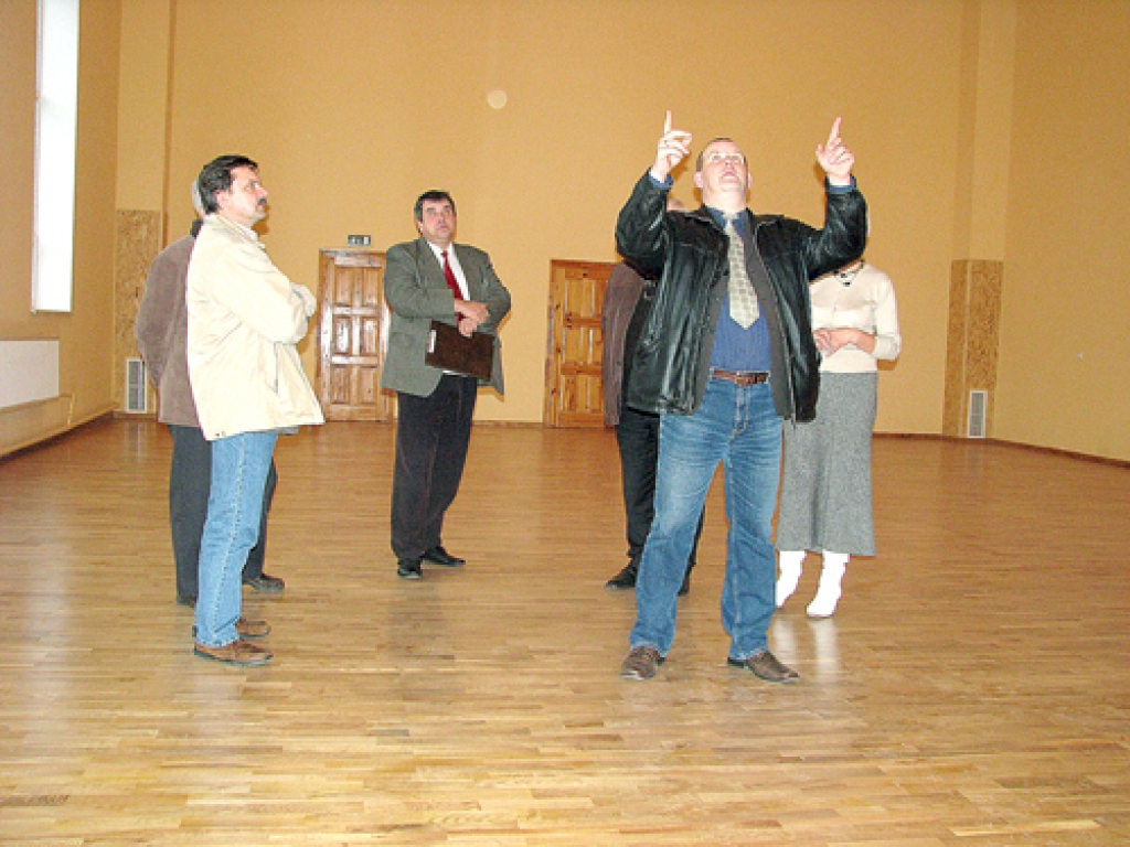 Kurmenes pagasta pārvaldes vadītājs Agris Kondrāts (priekšplānā) komisijai raksturoja saieta namā veiktos remontdarbus. 