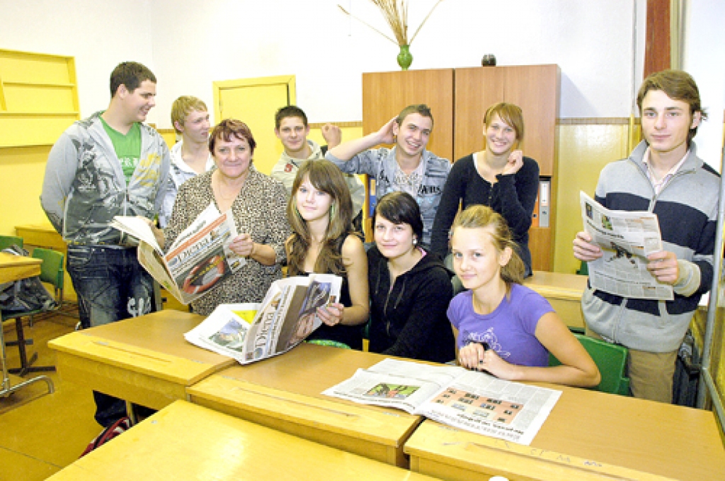 Ceraukstes pagasta Griķu pamatskolas 9. klases audzēkņiem un audzinātājai Lilitai Vanagai pēdējā laikā iecienītākā lasāmviela ir laikraksts «Diena».