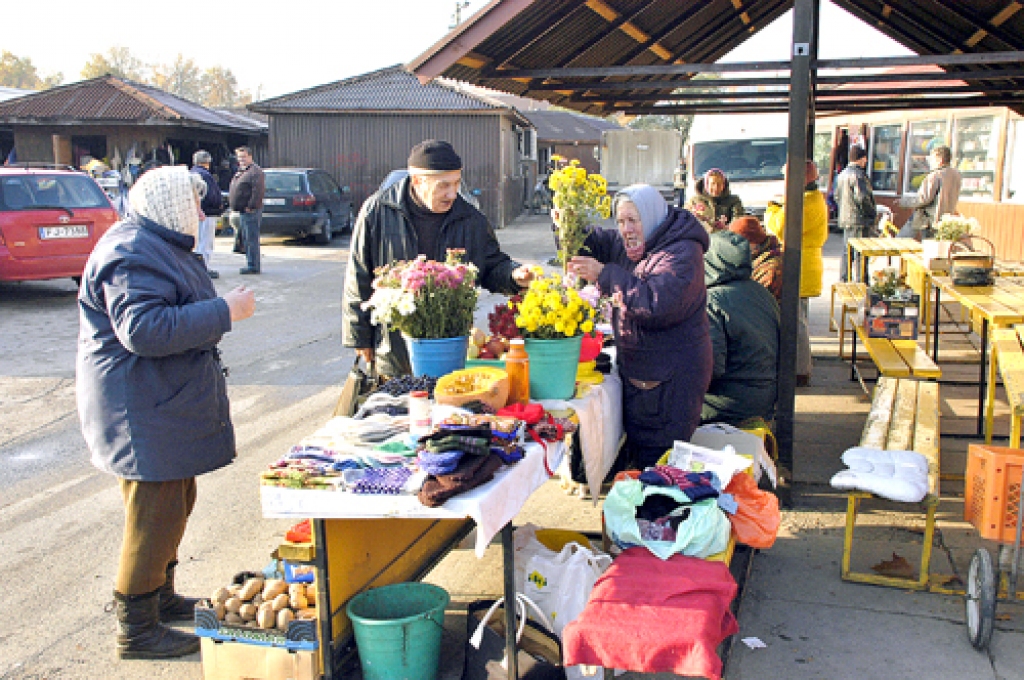 Iecavas tirgū rosība nerimst ne darba, ne brīvajās dienās. Lai arī ieņēmumi īpaši nesarūk, sabiedrība «Iecavas tirgus» gaida no pašvaldības lielāku atbalstu attīstības plānu īstenošanai.
