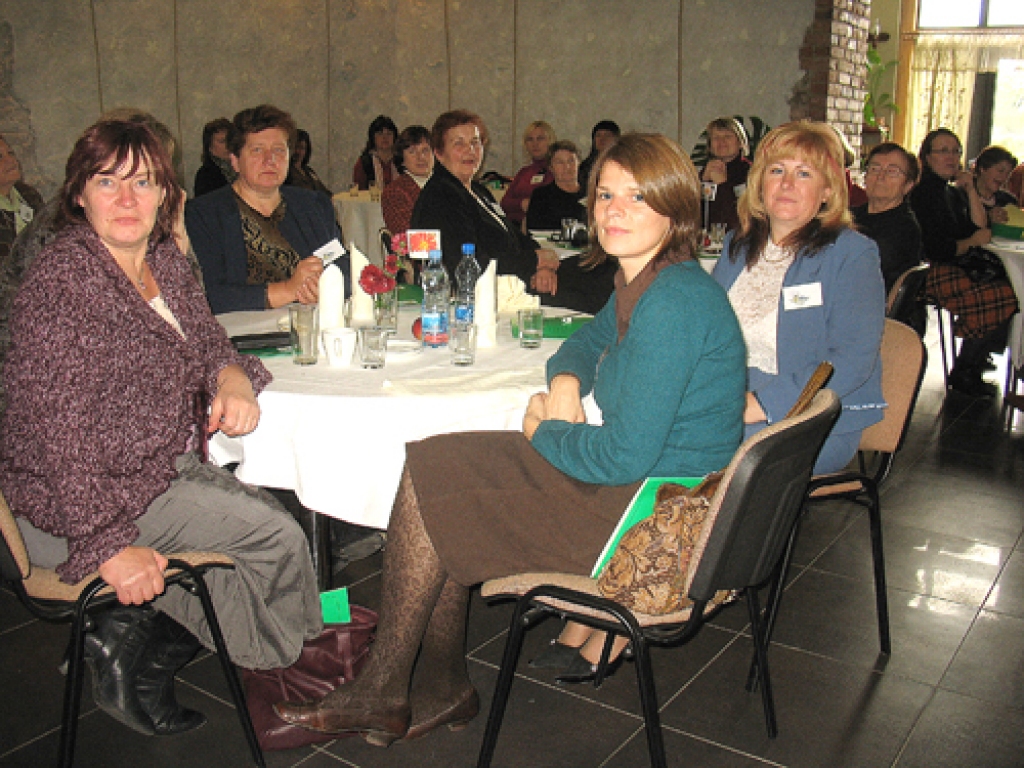 Baltijas valstu lauku sieviešu konferencē skaistkalniete Laima Indriķe (no kreisās) piedalījusies vairākas reizes, bet codietei Olgai Kaņepai (no labās) šī bija pirmā pieredze starptautiskā saietā.