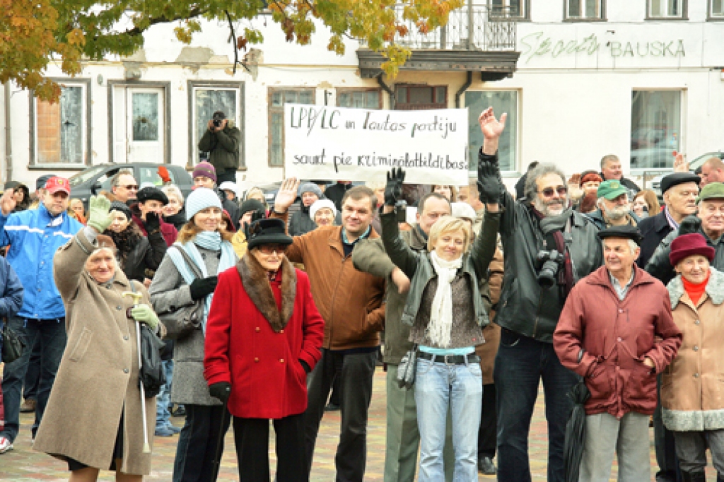 Tautas sapulcē Bauskas Rātslaukumā 17. oktobrī piedalījās vairāk nekā 200 cilvēku.