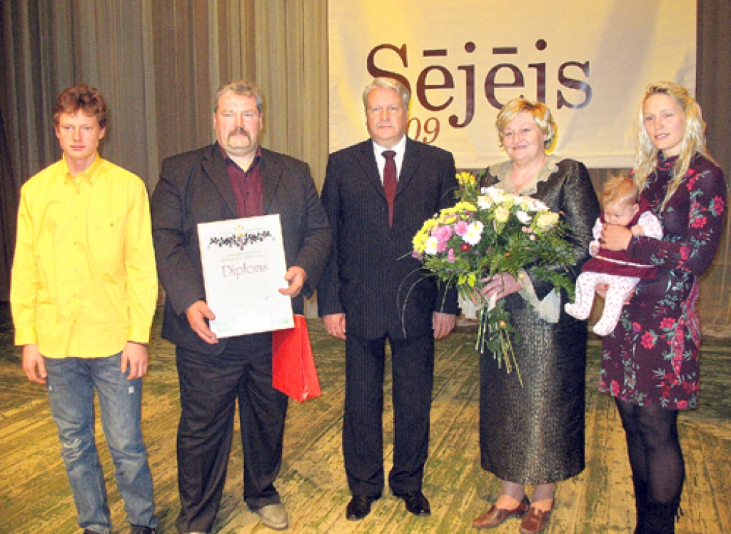 Konkursa «Sējējs 2009» noslēguma ceremonijā pati jaunākā dalībniece bija Leontīnas Grinbergas mazmeita Annija, kura kopā ar māmiņu Baibu (no labās)  piedalījās svētkos. Ar Jāni Dūklavu iemūžināti Klāvs un Mārtiņš Reitmaņi (no kreisās), Mārtiņa sieva Leontīna. 