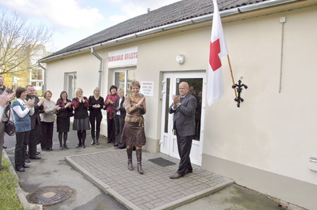 Sarkanā Krusta durvis Bauskā atvērtas katru darbdienu no plkst. 10 līdz 16, dežurē medmāsa, ziedojumu punktā var izvēlēties sev vajadzīgo. 