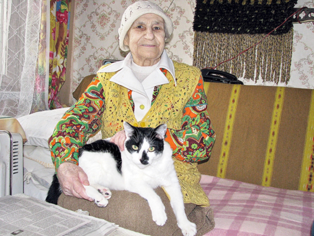 Jūlija Vītoliņa arī tagad labprāt darbotos dārziņā vai kur citur, ja vien nesāpētu kājas. 