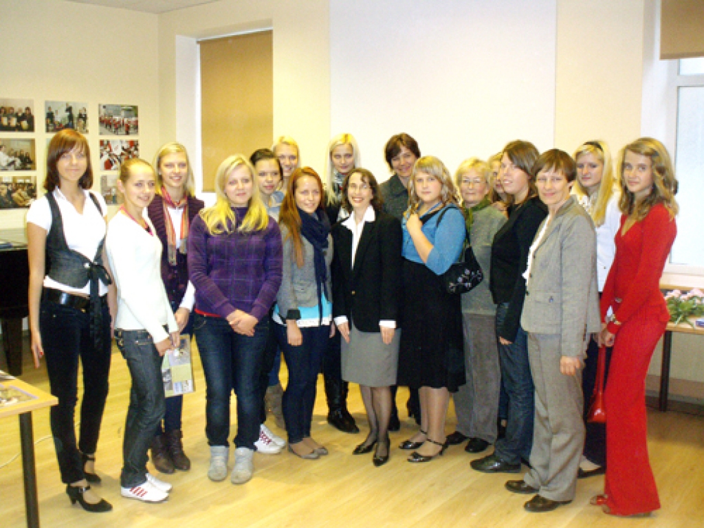 Džūdita Gārbere, Amerikas Savienoto Valstu vēstniece Latvijā (vidū), kopā ar Bauskas novada skolēniem un pedagogiem. 