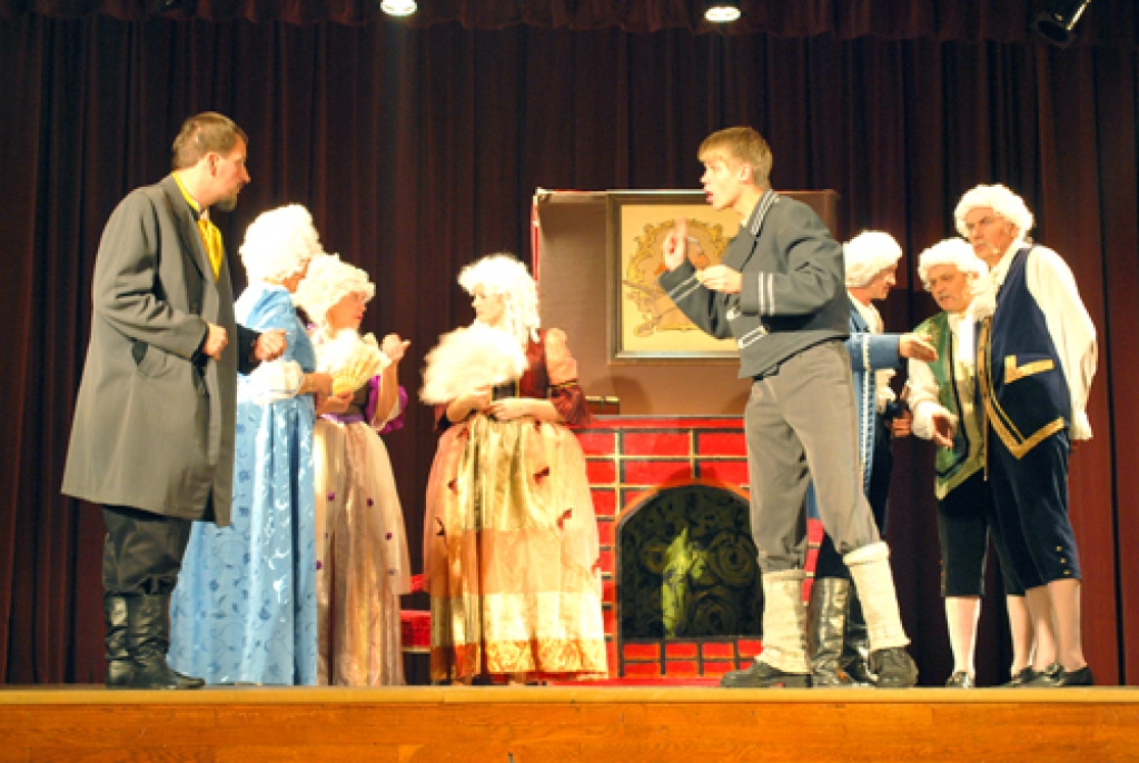 Barona Minhauzena piedzīvojumus, kas atainoti Mārtiņa Zīverta lugā «Minhauzena precības», Bauskas Tautas teātra aktieri iestudējuši ar īpašu attieksmi, jo iejušanās citā laikmetā prasījusi vairāk darba nekā mūsdienīgu tēlu atklāsme.