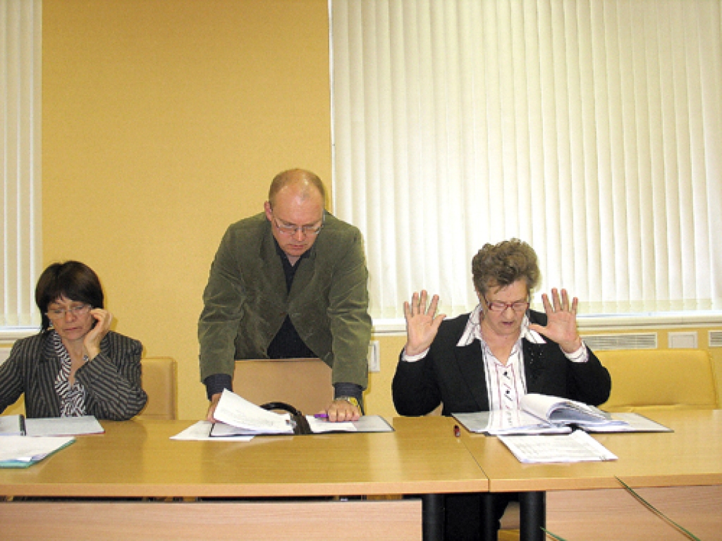 PĀRMETUMI. Komitejas sēdē izskanēja pārmetumi Domes priekšsēdētāja vietniecei Ārijai Gailei (no labās) par to, ka viņa nav pietiekami uzraudzījusi sociālo darbu novadā. Par šo jautājumu ar viņu diskutēja arī komitejas vadītājs Juris Landorfs.