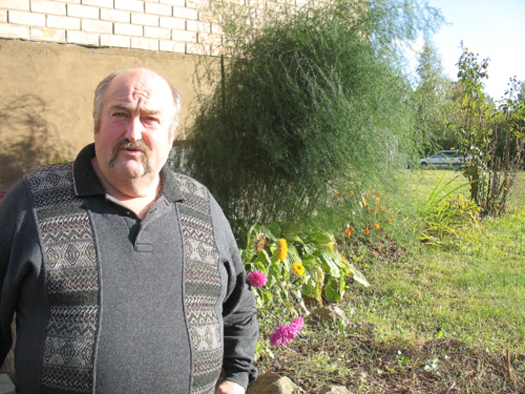 Jubilāra dārzs Dimzukalnā jau ir rudenīgā tērpā, un Viktors Šileiko sveicējus uzņems zem jumta. 