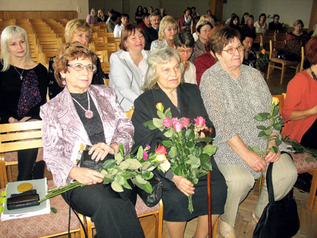 Sirsnīgi apsveikuma vārdi tika veltīti daudziem, arī bijušajām skolotājām Sarmītei Vaivarei (pirmajā rindā vidū) un Ritai Blaževicai (pirmā no kreisās). 