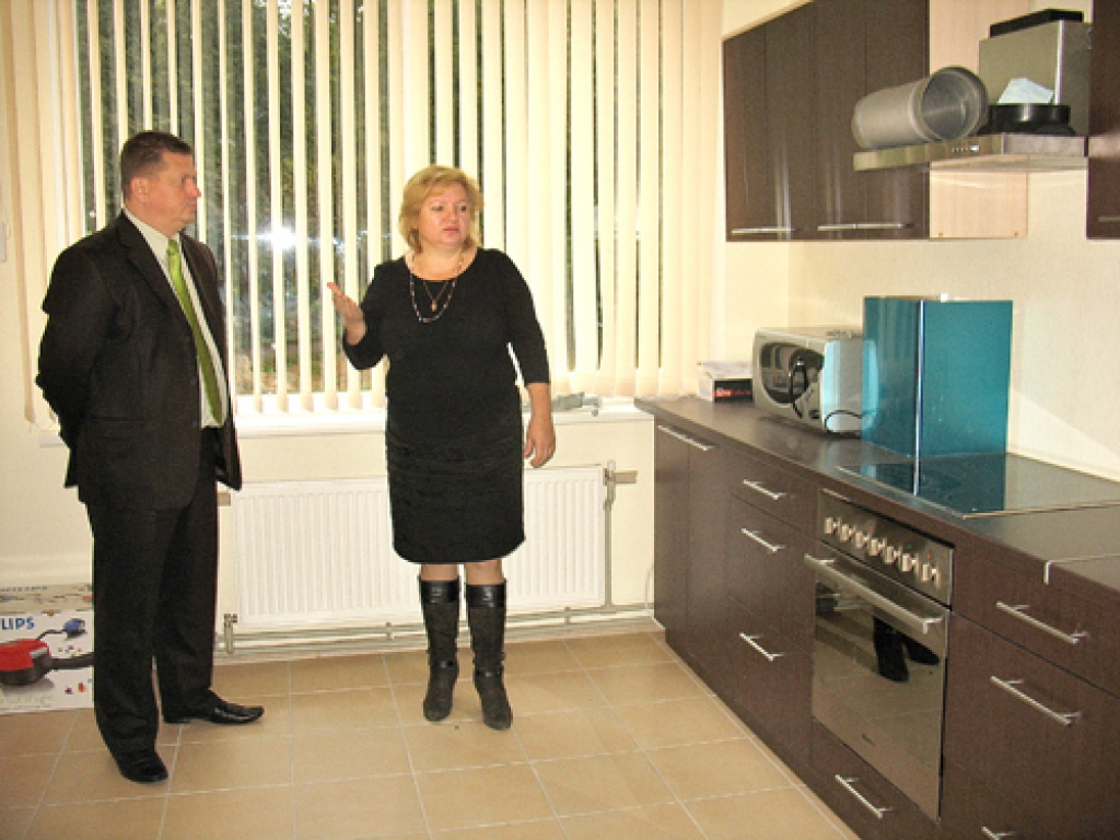 Jaunajā virtuvē sociālajā centrā grāmatvede Lāsma Andruševica Reģionālās attīstības un pašvaldību lietu ministrijas Pašvaldības attīstības departamenta direktoram Aivaram Draudiņam stāsta par līdzekļu izlietojumu ēkas renovācijai.