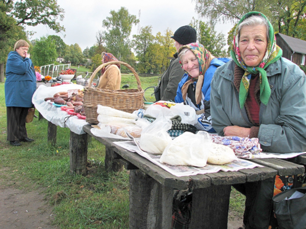 Skaistkalniete Austra Smiļģe (no labās) un Lietuvas Republikas Biržu rajona Germanišķu iedzīvotāja Anne Verbickiene regulāri tirgo dažādas preces, arī pašadītas, siltas zeķes.