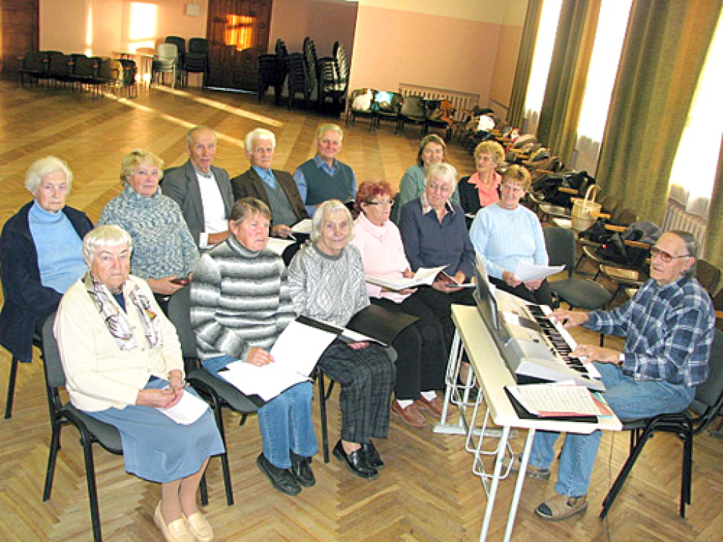 Gunārs Bruno Balodis (no labās) ir nodibinājis Vecumnieku senioru kori. 