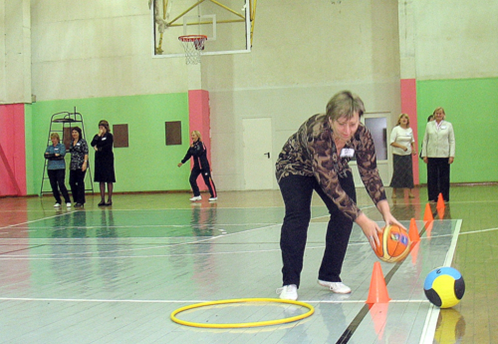 Neparasti ceturtdienas, 1. oktobra, rīts sākās Uzvaras vidusskolā. Pedagogi nevis vadīja mācību stundu, bet gan iejutās skolēnu ādā un apliecināja savas prasmes sporta nodarbībā. 