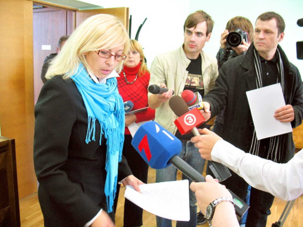 «Paldies visiem, kas mani atbalstīja. Ceru, ka mūsu cīņa par Bauskas slimnīcas pastāvēšanu nebūs bijusi veltīga,» Iveta Kalniņa ar plašsaziņas līdzekļu starpniecību uzrunā sabiedrību.