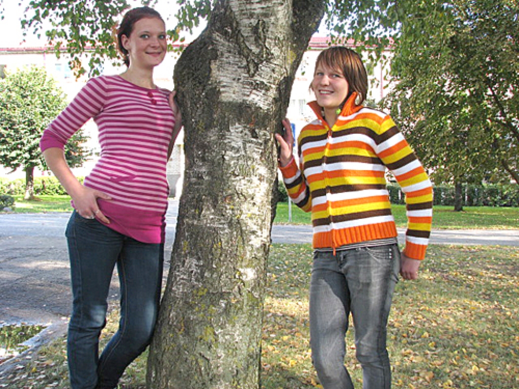 Kristīne Dalbe (no labās) kopā ar labāko draudzeni Baibu Kanapecku.