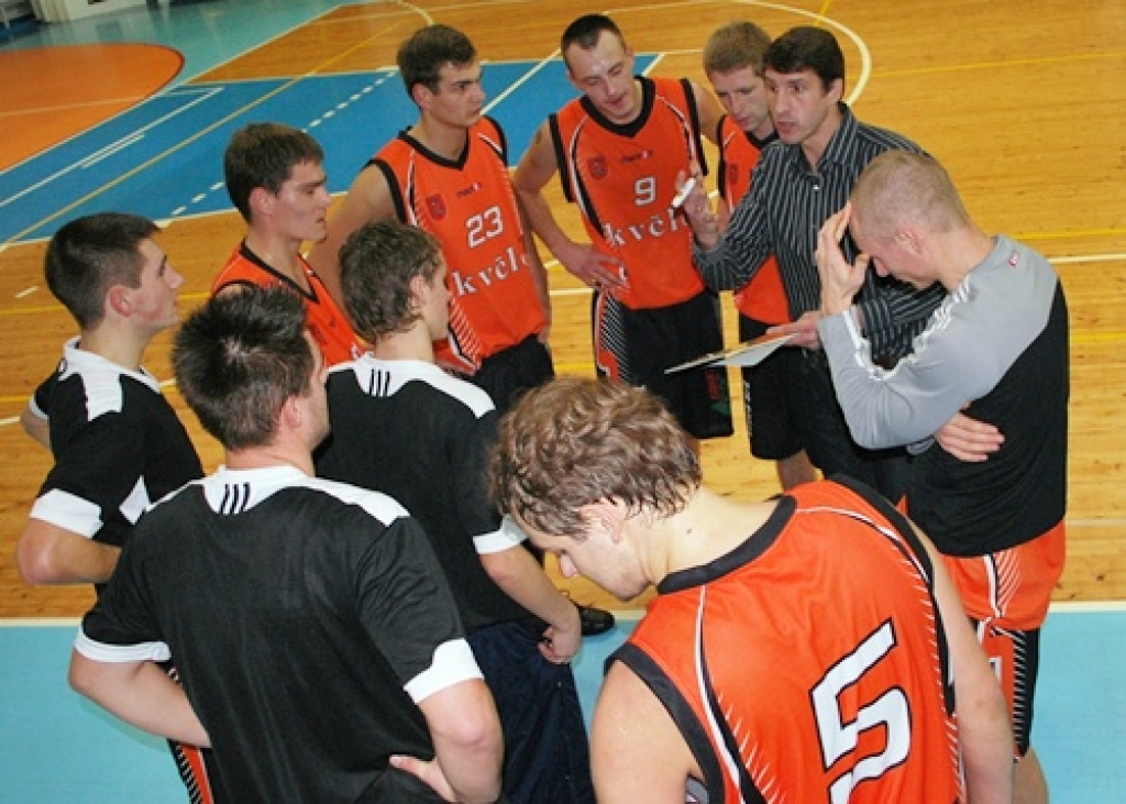 BK «Kvēle» treneris Zintis Alksnis skaidro uzvarošo kombināciju.
Autors: Uldis Varnevičs