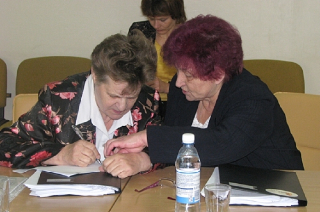 Pirms balsojuma par sociālās aprūpes pakalpojumu optimizāciju novadā apspriežas deputātes Ārija Gaile (no kreisās) un Vera Purmale.
Autors: Vilnis Auzāns