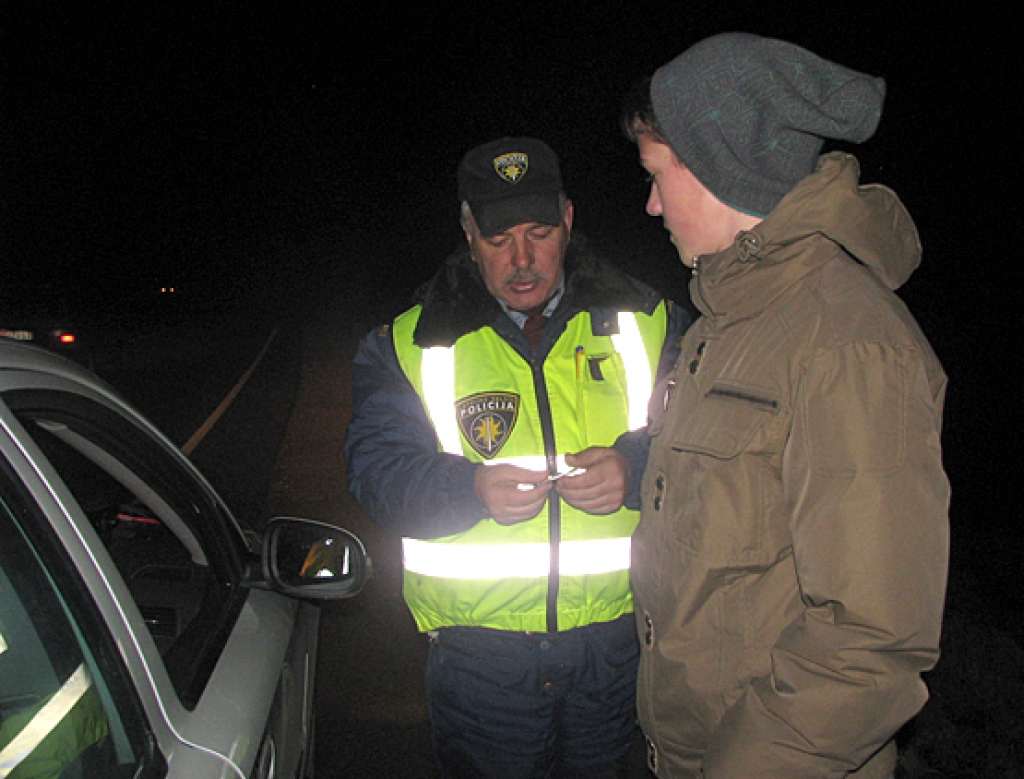 Akcijas „Esi redzams!” laikā reidā Bauskas policijas iecirkņa jaunākais inspektors Antons Maskaļuns dāvā atstarotāju 13 gadus vecajam pusaudzim.
Autors: Vilnis Auzāns