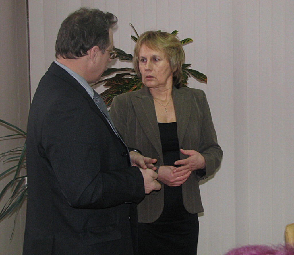 Novada domes izpilddirektore Dagnija Ludrika pirms 26. novembra domes sēdes sarunājas ar deputātu Uldi Kolužu. 
Autors: Vilnis Auzāns