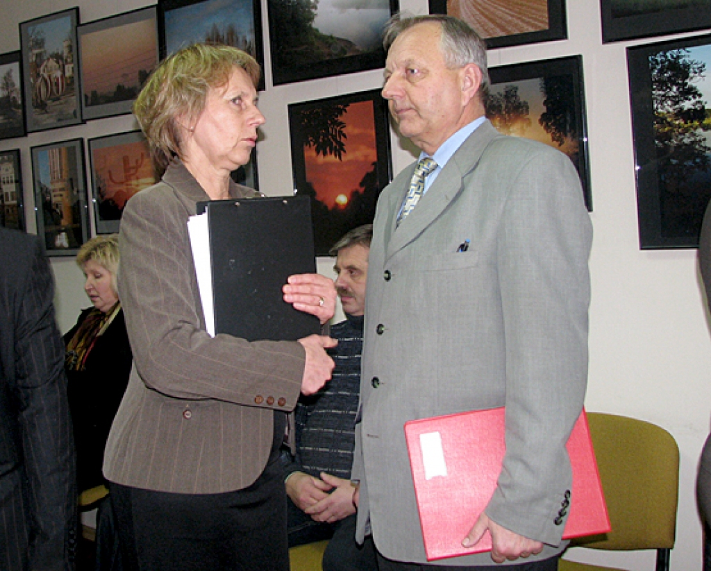 Bauskas novada domes izpilddirektore Dagnija Ludrika iztaujā Bauskas pilsētas pārvaldes vadītāju Jāni Mičuli par veikto iepirkuma procedūru Uzvaras ielas rekonstrukcijas darbiem.
Autors: Vilnis Auzāns