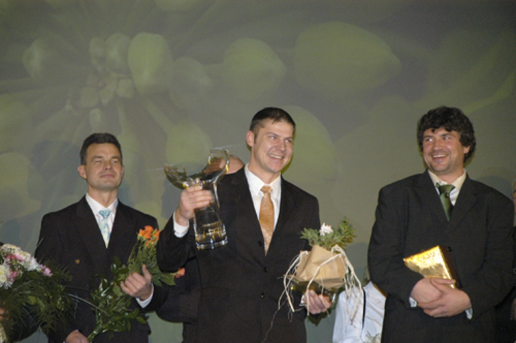 Konkursa «Zelta rapsis 2009» pirmo divu vietu ieguvēji: Toms Knope (no kreisās) (saimniecība «Rudeņi») un Uģis Cēbers (SIA «Delaferma»).
Autors: Ivars Bogdanovs