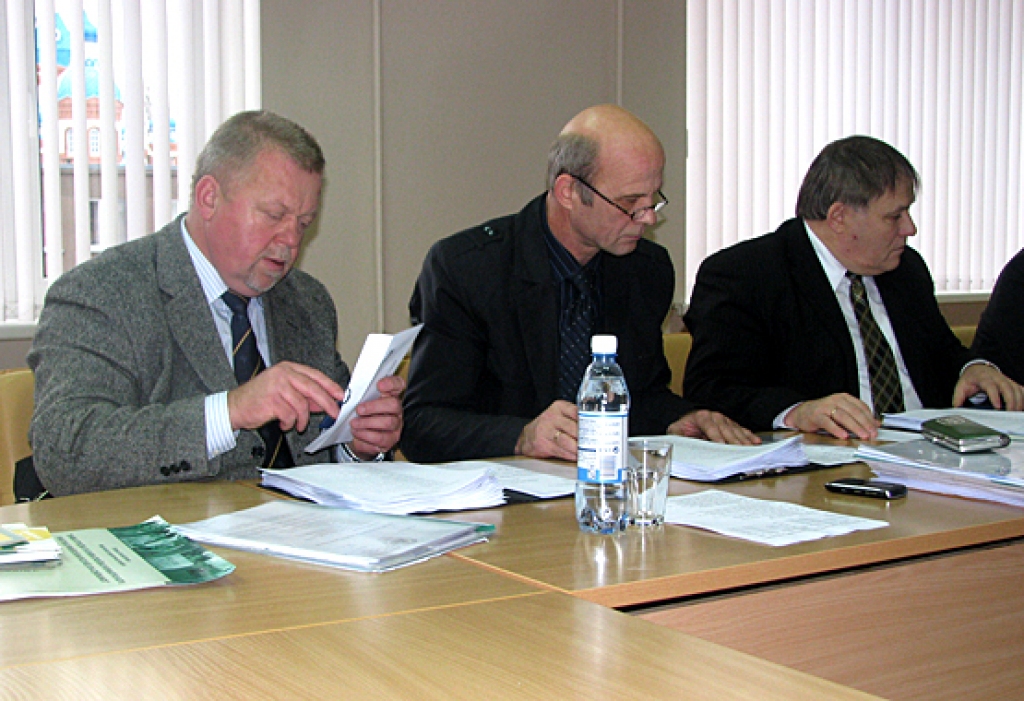 Pēc izpilddirektores Dagnijas Ludrikas ziņojuma par Bauskas slimnīcas finanšu darījumiem nevienam deputātam, arī Gintautam Tarvidam (no labās) un Jānim Feldmanim, nebija nekas jautājams savam kolēģim Uģim Zeltiņam. 
Autors: Vilnis Auzāns