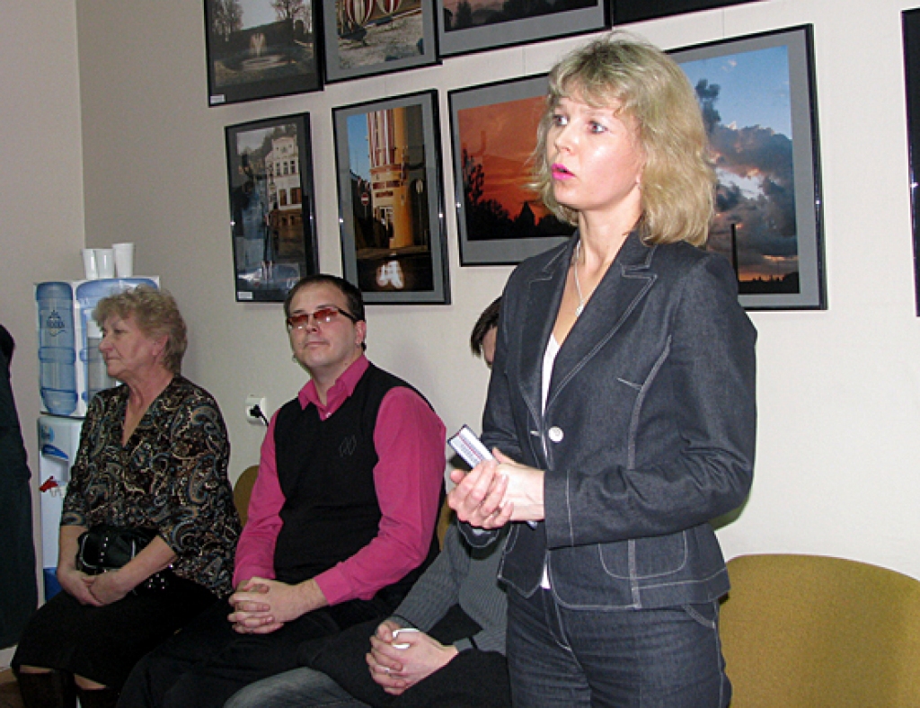 Ilvas Vansovičas apstiprināšanai amatā sekoja viņas kolēģi no Bauskas pilsētas Tautas nama Nora Trasūne (no kreisās) un Jānis Dūmiņš. 
Autors: Vilnis Auzāns