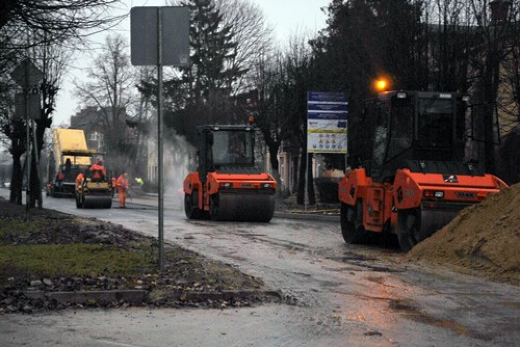 Nelielā lietū, garaiņu un karstā asfalta izgarojumu ieskauti, SIA «Kvinta plus» darbinieki 26. novembrī veic ceļa rekonstrukcijas darbus.
Autors: Uldis Varnevičs