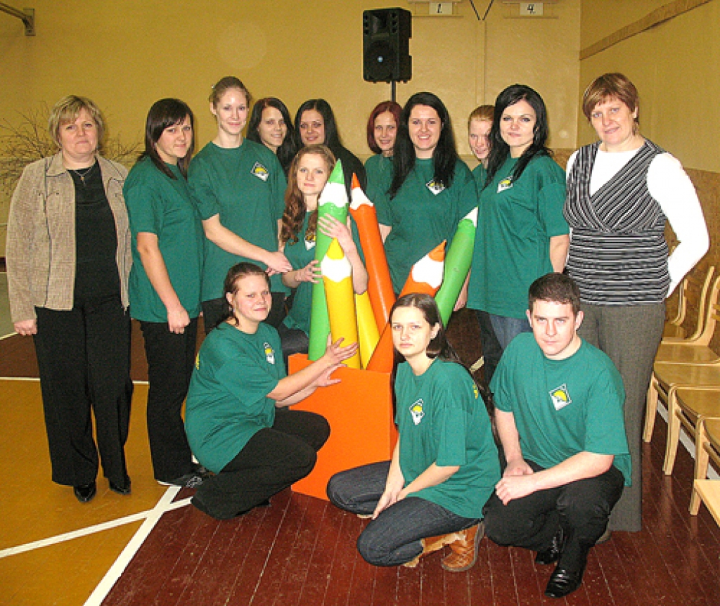 Saulaines profesionālās vidusskolas 4.b kursa audzēkņi ar pasniedzējām Lailu Jirgensoni (no labās) un Intu Kirilko konkursa «Profs 2009» pusfinālā Jēkabpilī. 
Autors: No albuma.