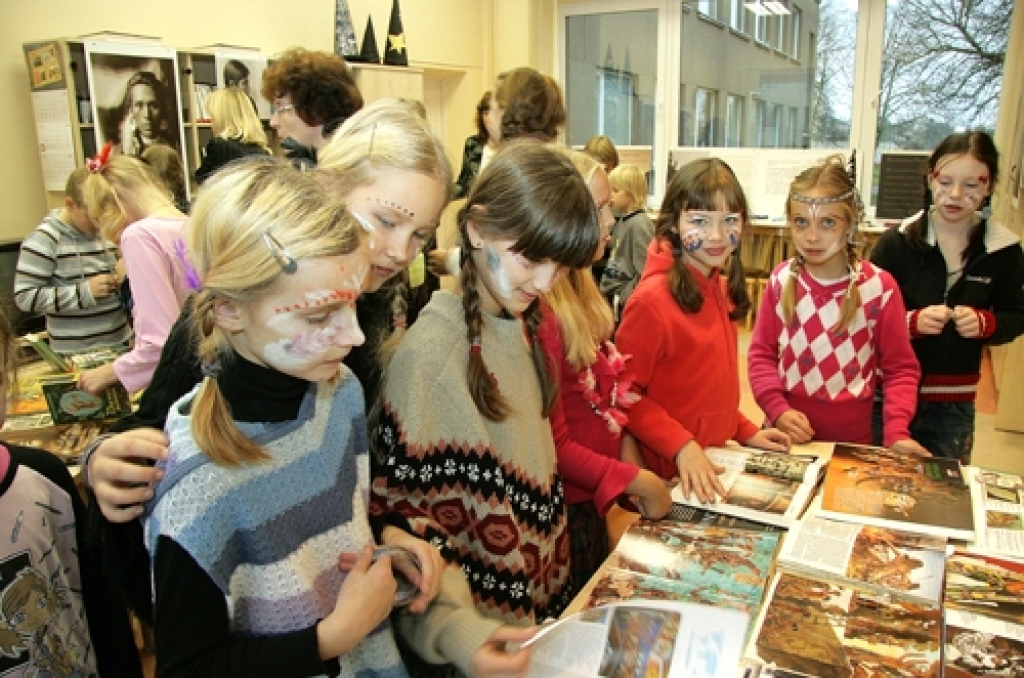 Amerikas indiāņu vēstures epizodēs šodien, 24. novembrī, mēģināja iedziļināties pilsētas 1. vidusskolas 4.b klases bērni.
Autors: Ivars Kalniņš