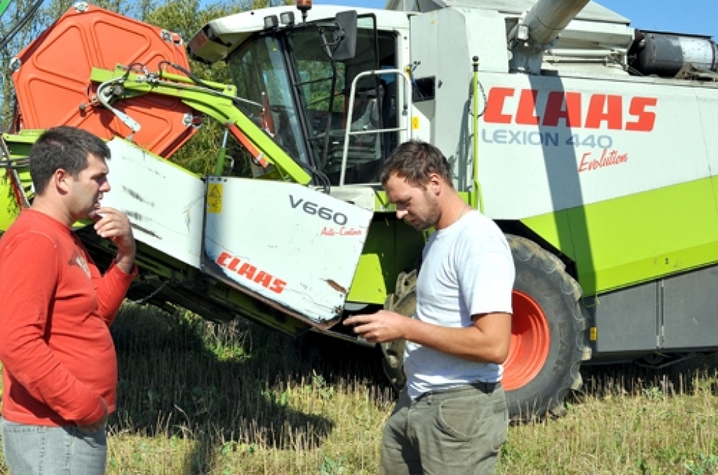 Rundāles novada SIA «Pīlādžlauki» vadītājs Māris Leitlands (no labās) nodod vasaras rapša audzējumu konkursa «Zelta rapsis 2009» eksperta agronoma Ginta Neimaņa vērtējumam.
Autors: No «Bauskas Dzīves» arhīva.