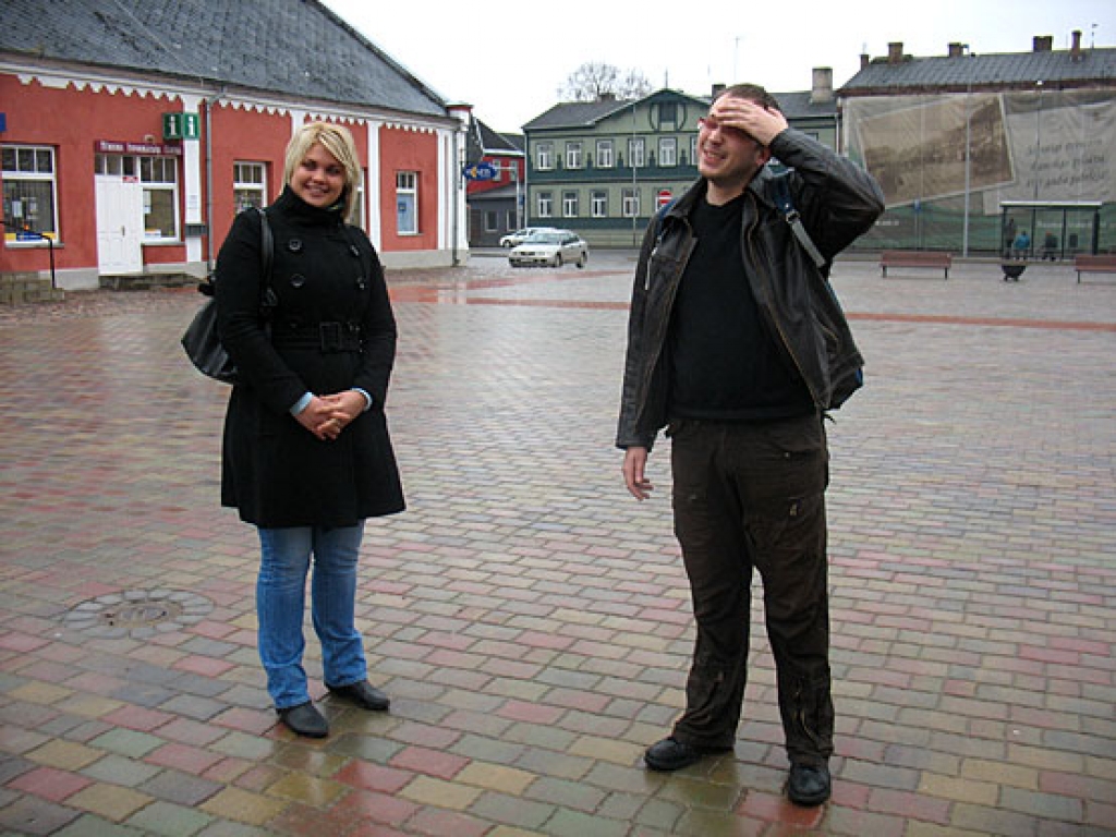 Latvijas Kultūras koledžas 3. kursa studente Laura Šata un Bauskas tautas nama speciālists Jānis Dūmiņš noskata vietu Rātslaukumā, kur sliesies krāšņi rotātā Ziemassvētku egle. 
Autors: Vilnis Auzāns