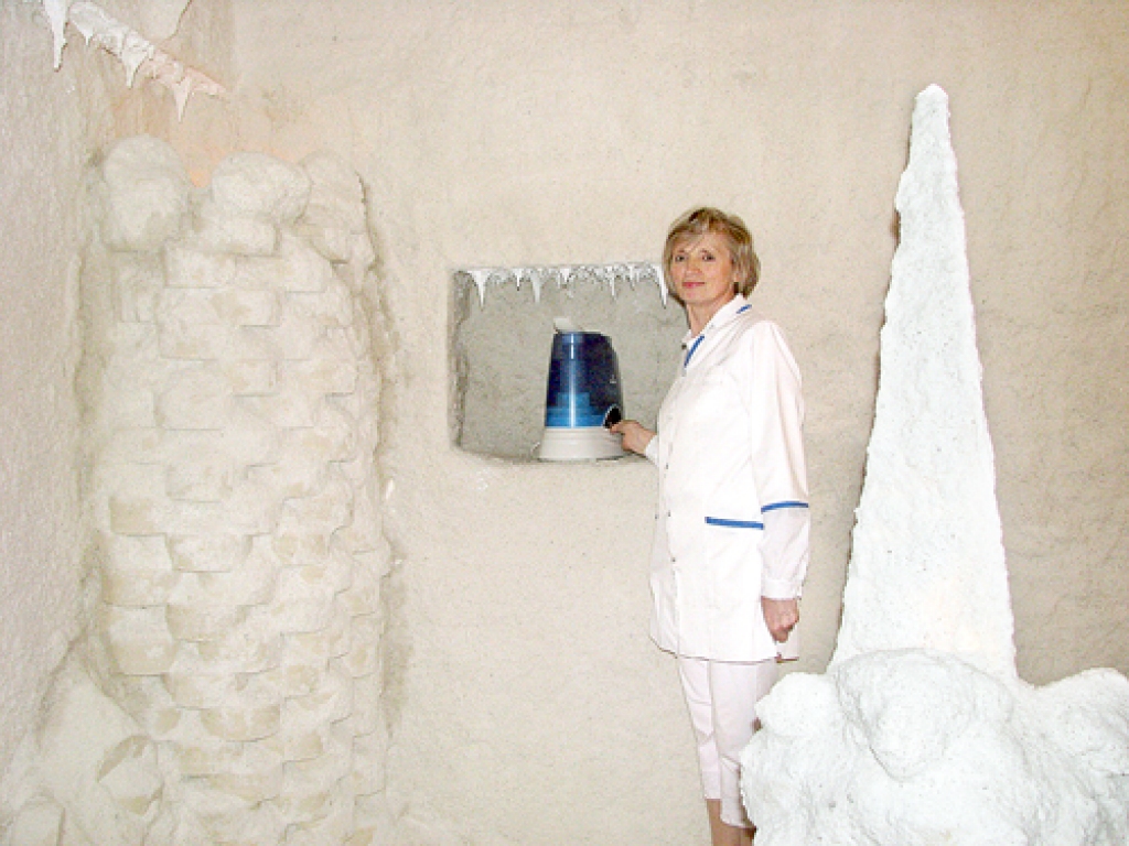 Medicīnas māsa Velta Upīte Bauskas slimnīcā strādā kopš 1971. gada, fizioterapijā praktizē vairāk nekā desmit gadu un apguvusi arī pacientu atveseļošanu sālsistabā. 
Autors: Juris Iļņickis