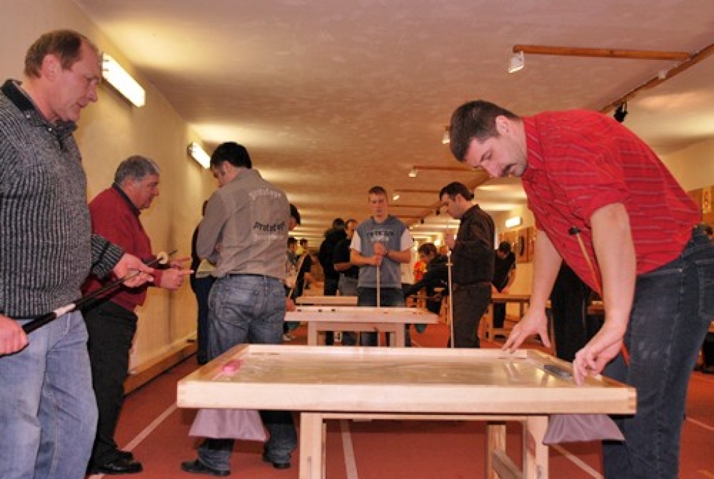 Mežotnes pagasta sporta darba organizators Guntis Mašinskis (no labās) atrod laiku arī novusa sacensībām. Viņam pretī stājies Vladimirs Kuzņecovs. 
Autors: Uldis Varnevičs